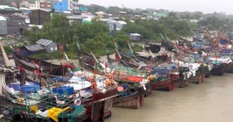 সুন্দরবনের উপকূলীয় বঙ্গোপসাগর উত্তাল , নিরাপদ আশ্রয়ে শত শত ফিশিংবোট