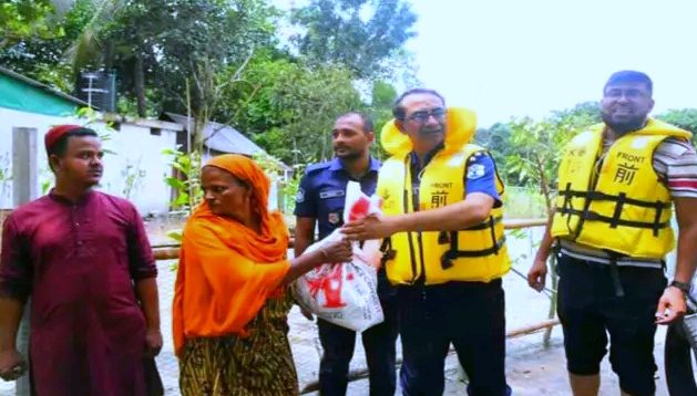 মুন্সীগঞ্জের কৃতি সন্তান নৌ ডিআইজি বন্যা কবলিত পাশে কুমিল্লায় ত্রান বিতরণ