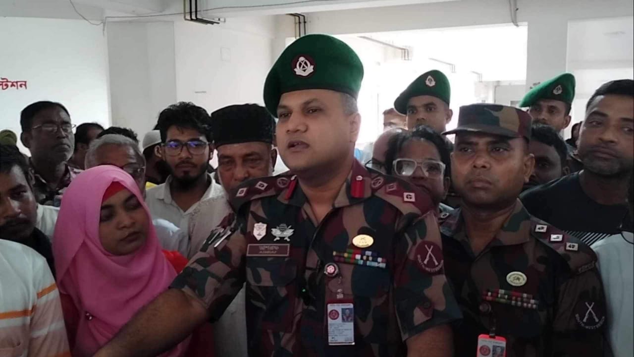 সাতক্ষীরার কলারোয়ার তলুইগাছা সীমান্তে বিজিবির ওপর ভারতীয় চোরাকারবারিদের আক্রমণ,বিজিবির গুলি বর্ষণ: মাদক ও অস্ত্র উদ্ধার