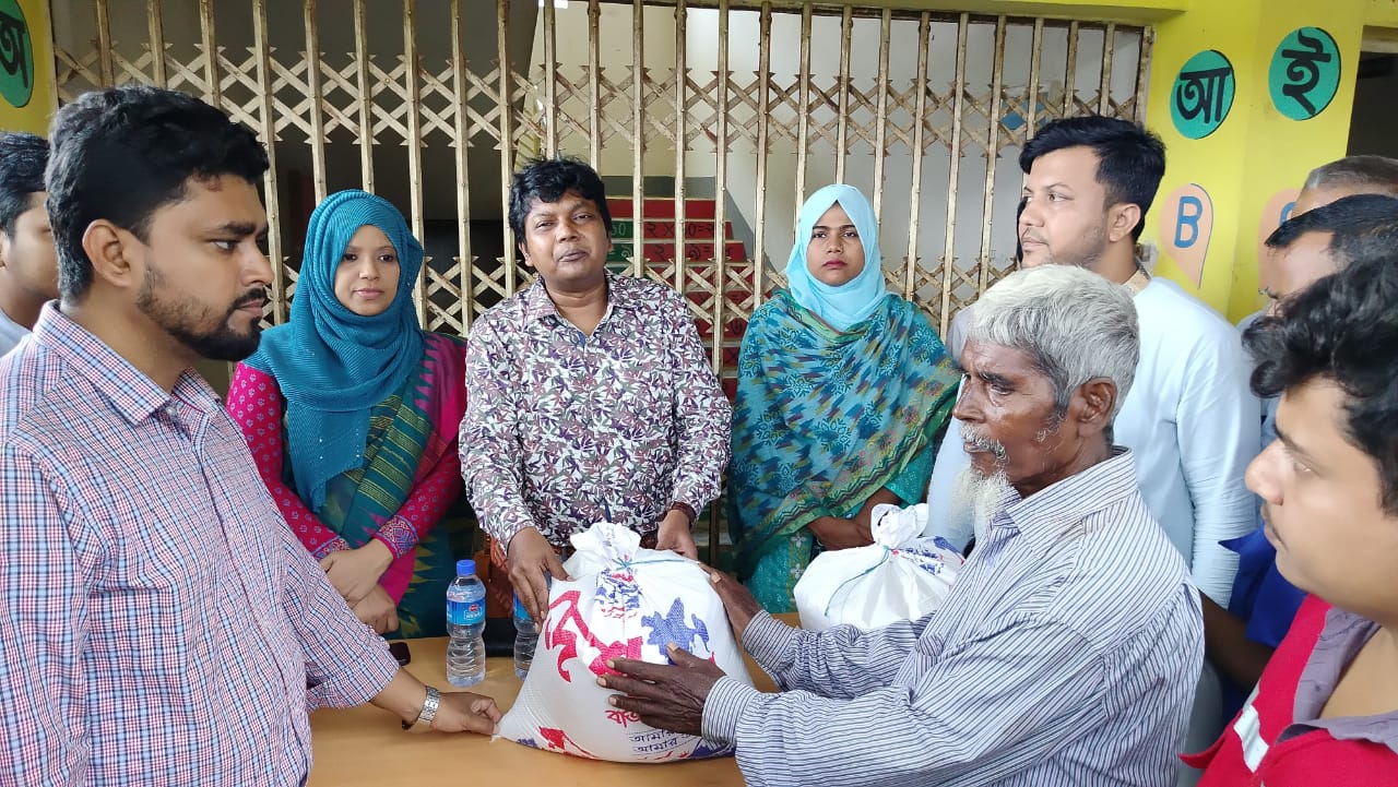 মানিকছড়ির বন্যার্তদের মাঝে উপজেলা প্রশাসনের খাদ্য সামগ্রী বিতরণ