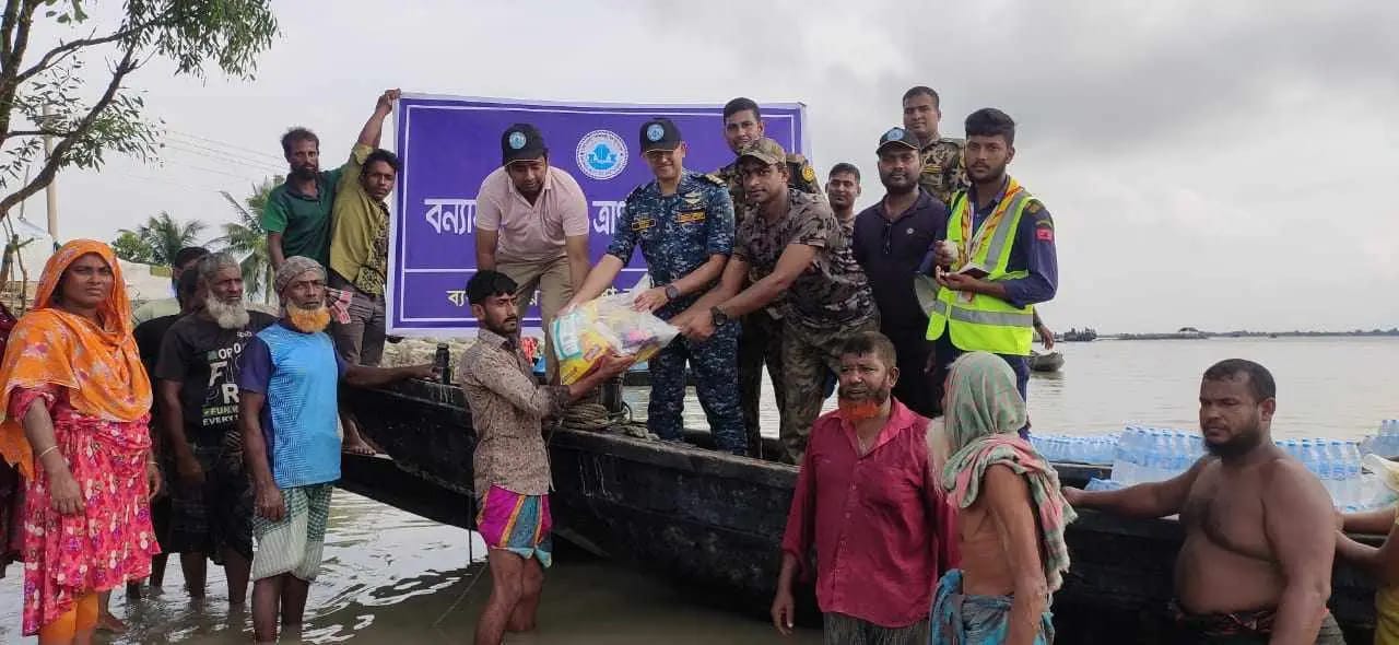 বন্যার্ত মানুষের পাশে মোংলা বন্দর কর্তৃপক্ষ