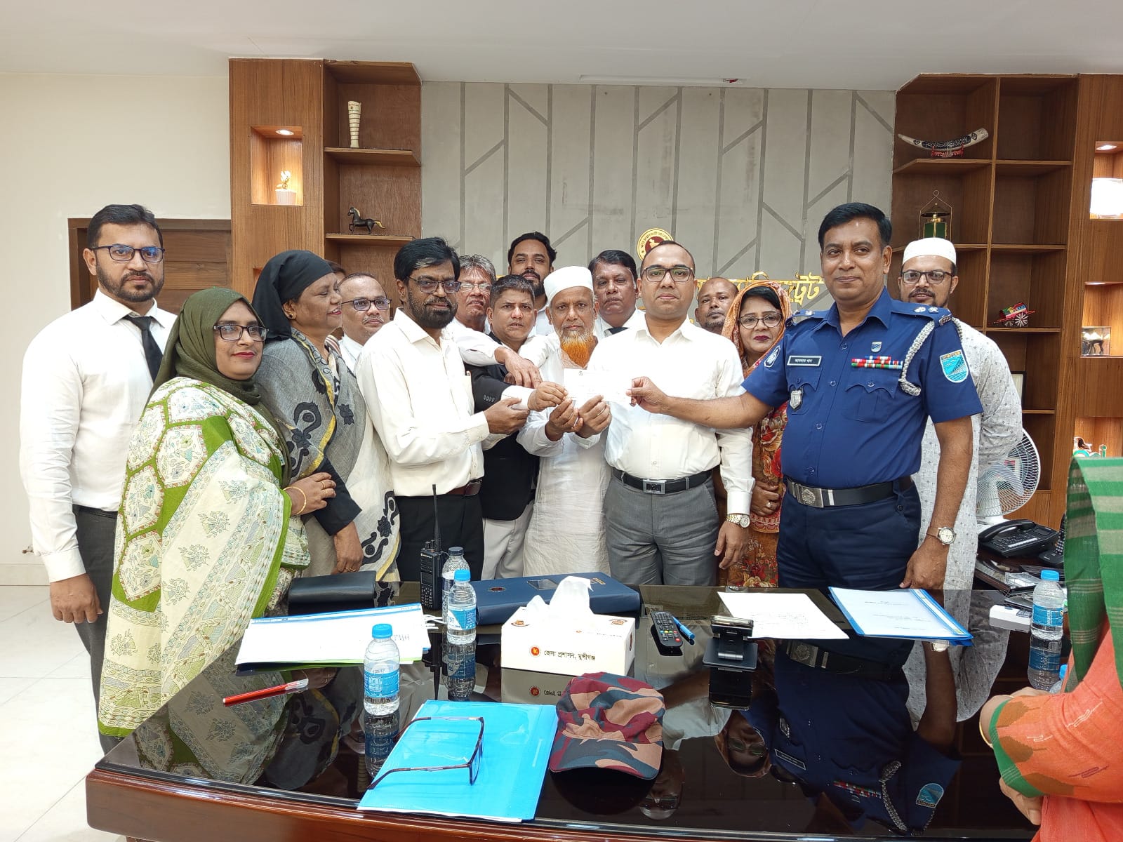 মুন্সীগঞ্জের আইনজীবীরা বন্যায় ক্ষতিগ্রস্ত মানুষকে ২ লক্ষ ৬ হাজার টাকার চেক প্রদান