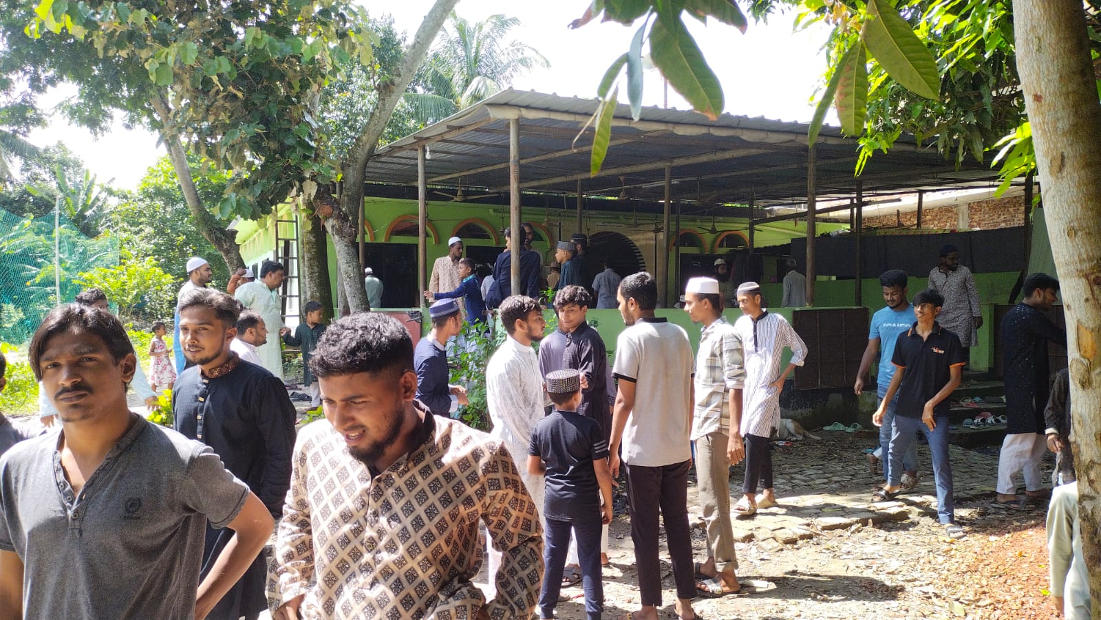 মসজিদের বৈধ কমিটির বিরুদ্ধে অবৈধ কমিটি ঘোষণা দেয়ায় মুসুল্লিদের মধ্যে উত্তেজনা
