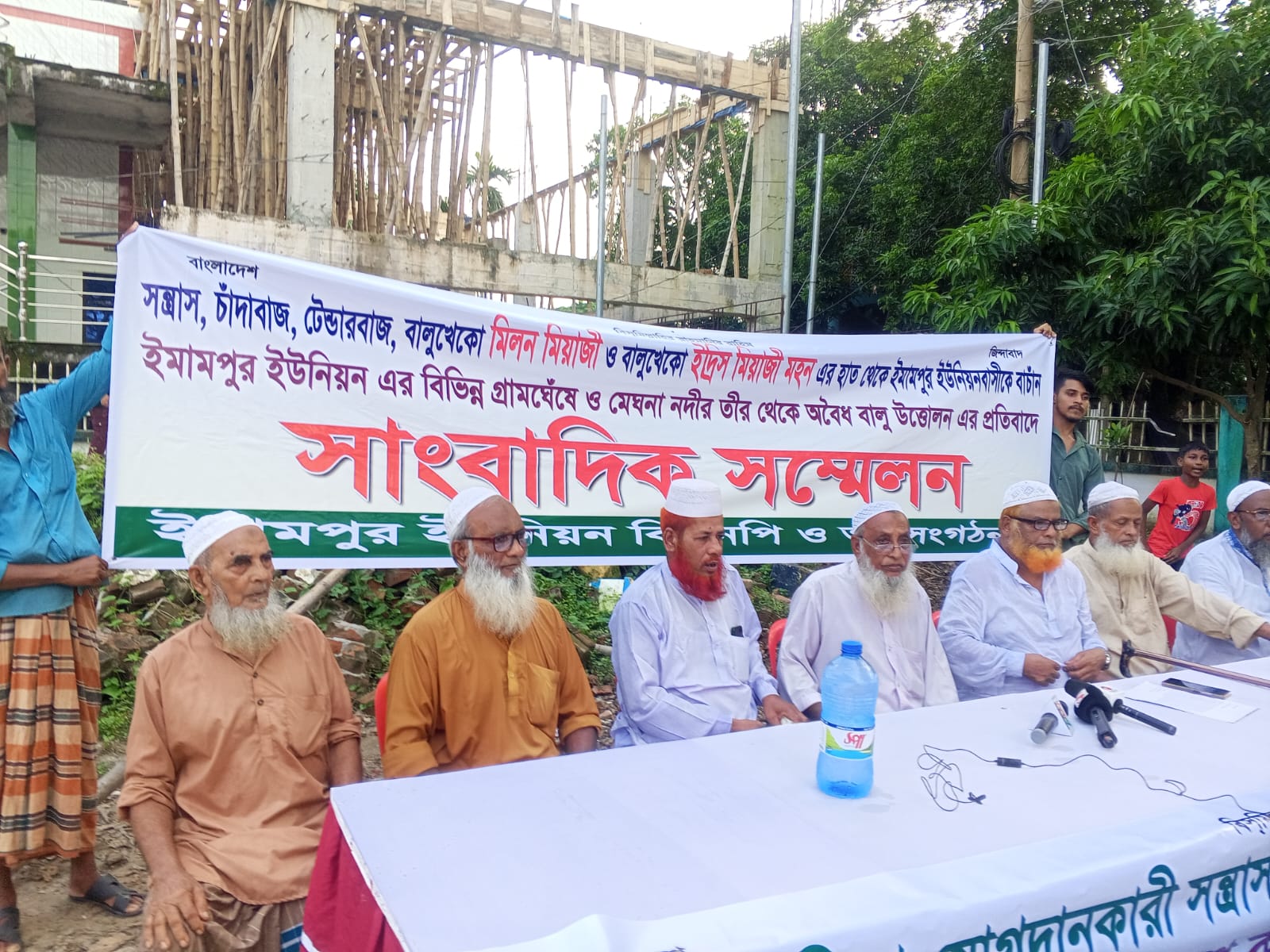 গজারিয়ায় গ্রাম ঘেঁষে বালু উত্তোলন এর প্রতিবাদে সংবাদ সম্মেলন