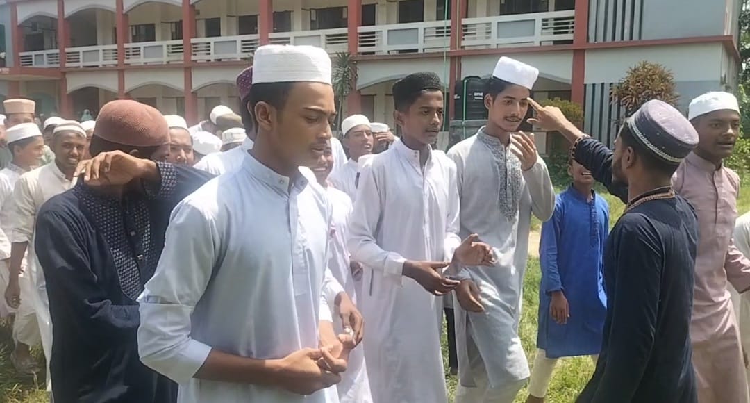 গজারিয়া শিক্ষকের অপসারণের দাবিতে মাদ্রাসা শিক্ষার্থীদের বিক্ষোভ.
