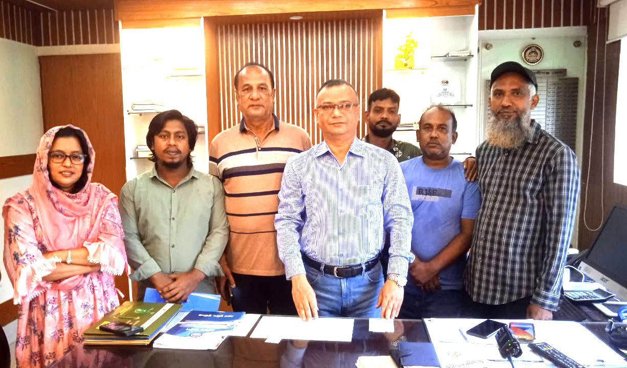 মুন্সীগঞ্জের নবাগত পুলিশ সুপারের সাথে সৌজন্য সাক্ষাৎ করলেন মুন্সীগঞ্জ জেলা রিপোর্টার্স ইউনিটি ।