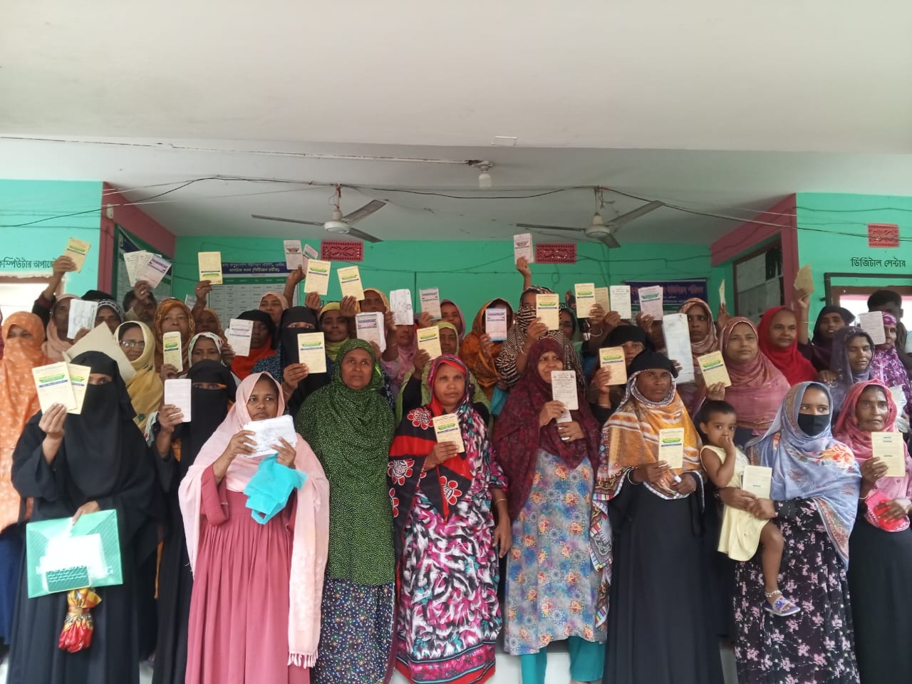 গজারিয়া বায়রা লাইফ ইনসিওরেন্সের বীমার টাকার জন্য গ্রাহকদের মানববন্ধন ও বিক্ষোভ