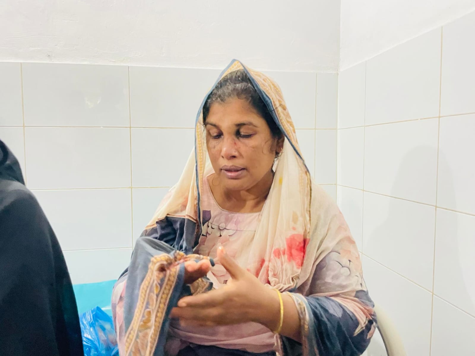 সিরাজদিখানে জোর করে জমি দখলের চেষ্টা, বাঁধা দেয়ায় হামলা!