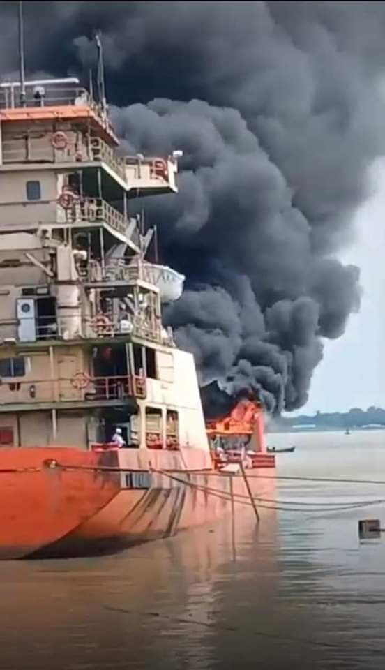 চট্টগ্রাম তেলবাহী জাহাজে অগ্নিকাণ্ড: সর্ব ধরনের ক্ষতিপূরন এর দাবি বাংলাদেশ নৌযান শ্রমিক ফেডারেশনের