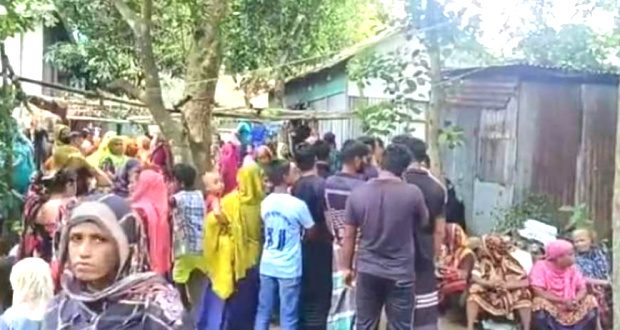 মা-ছেলেসহ তিনজনকে ওড়না পেঁচিয়ে হত্যা ।