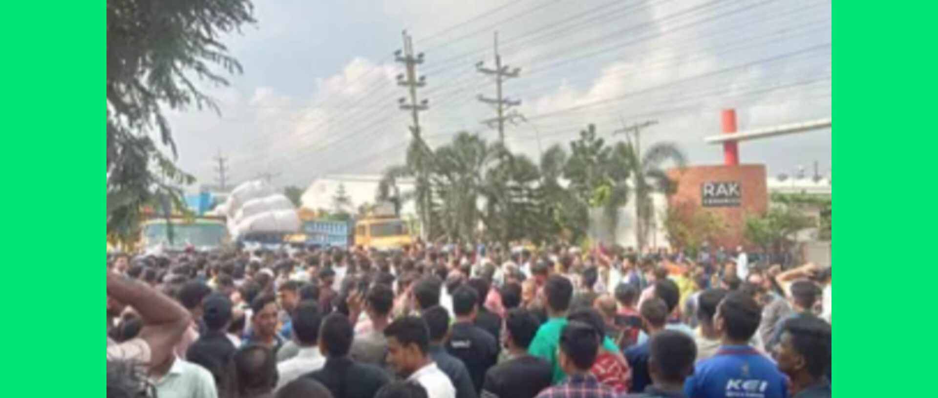 গাজীপুরের বিভিন্ন সড়কে শ্রমিকদের বিক্ষোভ