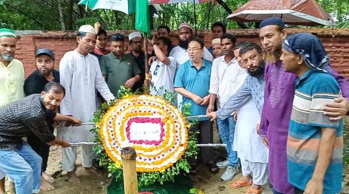 মুন্সীগঞ্জে মিরকাদিম ছাত্রদল নেতা কবরে ফুল দিয়ে শ্রদ্ধা ও জিয়ারত করলেন – জসীমউদ্দিন