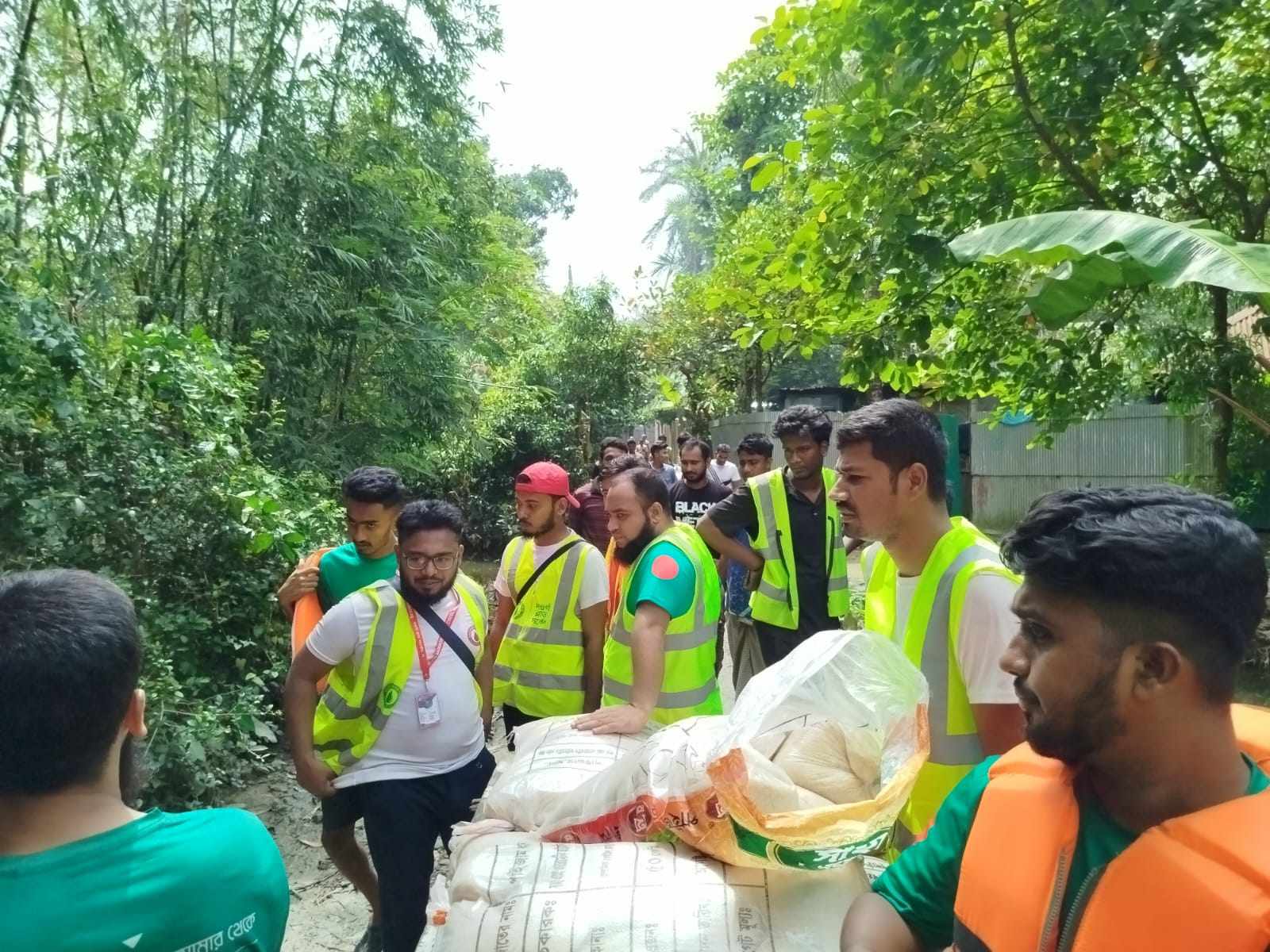 বন্যার্তদের পাশে নওগাঁ ব্লাড সার্কেল