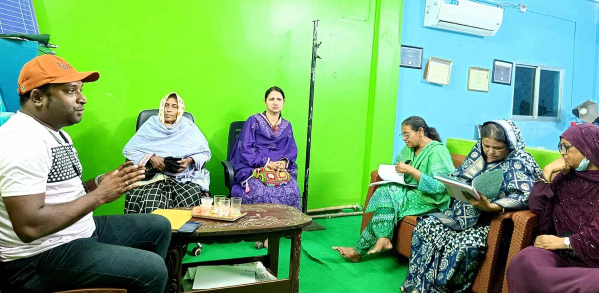 মুন্সীগঞ্জে হিন্দু বিবাহ রেজিস্ট্রার কার্যালয় পরিদর্শনে মহিলা পরিষদ