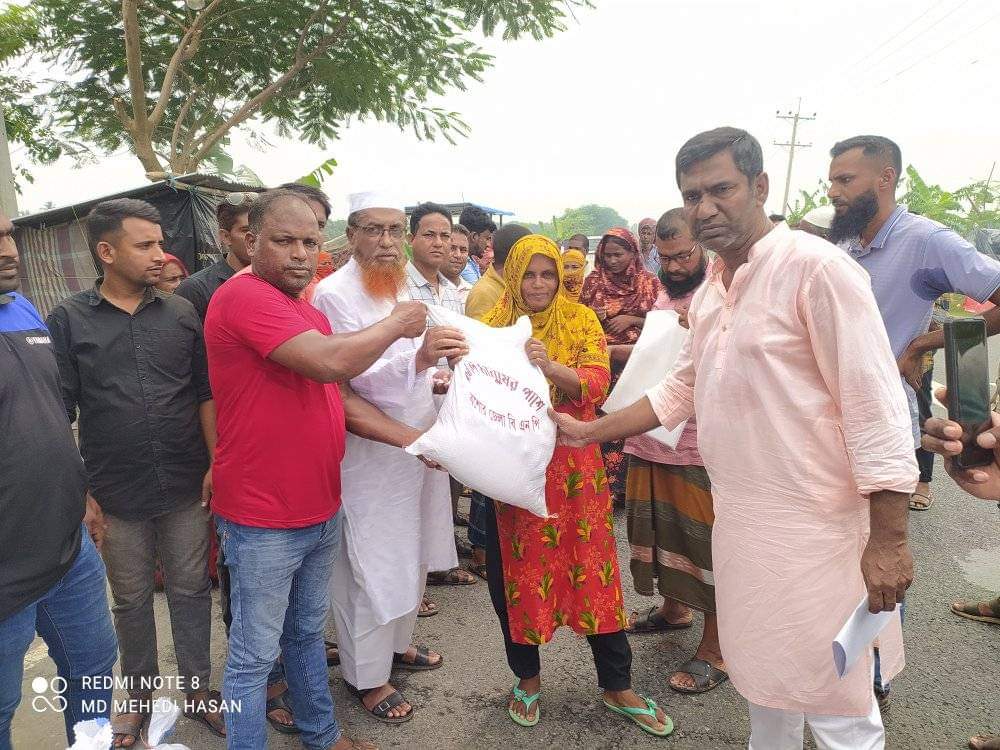 কেশবপুরে বন্যকবলিত মানুষের মাঝে বিএনপির খাদ্য সামগ্রী বিতরণ