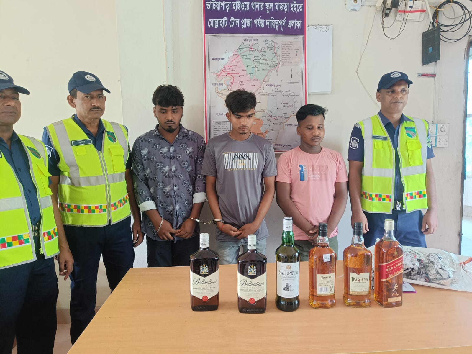 গোপালগঞ্জ কাশিয়ানীতে বিদেশি মদসহ ৩ কারবারি আটক