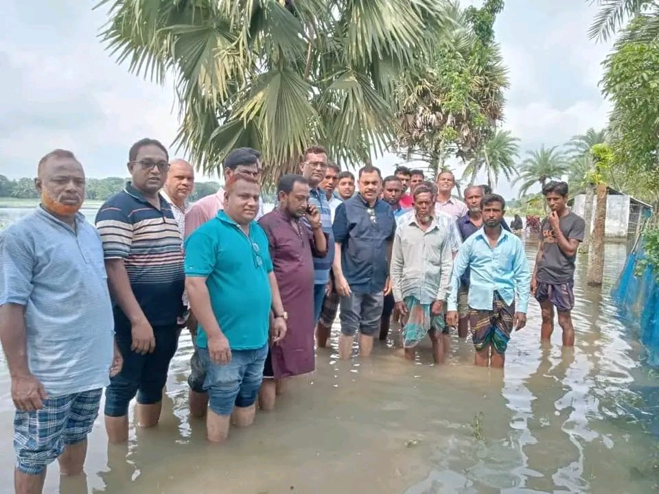 চালুয়াহাটি ইউনিয়নের বন্যা কবলিত এলাকায় ত্রান সামগ্রী নিয়ে হাজির বিএনপি নেতা কামরুজ্জামান শাহীন