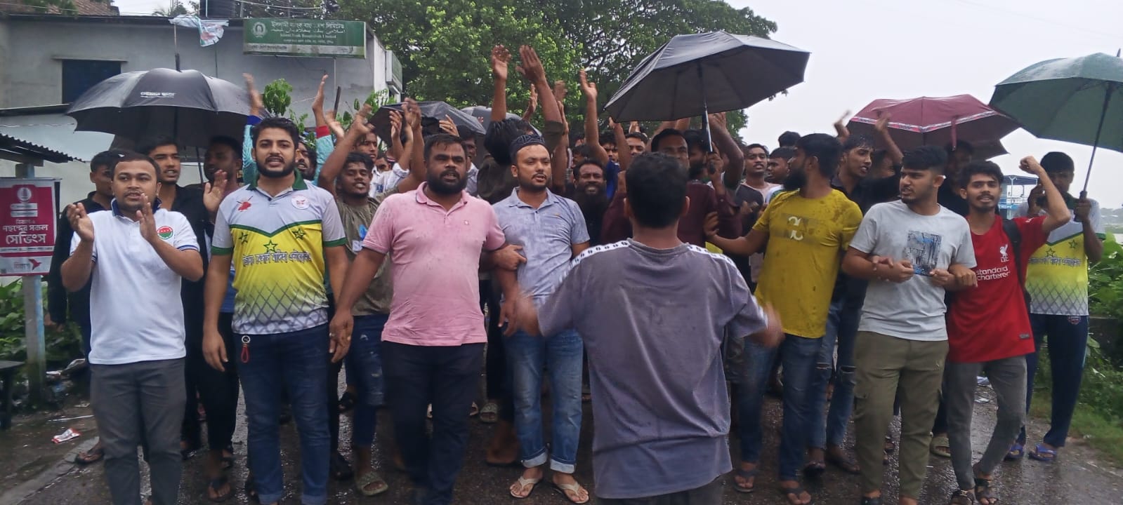 গজারিয়ায় রাষ্ট্রপতি শাহাবুদ্দিন চুপ্পুর অপসারণের দাবিতে ছাত্রদলের বিক্ষোভ মিছিল।