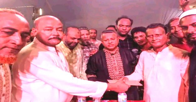 মুন্সীগঞ্জ মিরকাদিমে জেলা বিএনপির পূজা মন্ডপ পরিদর্শনে অনুদান প্রদান