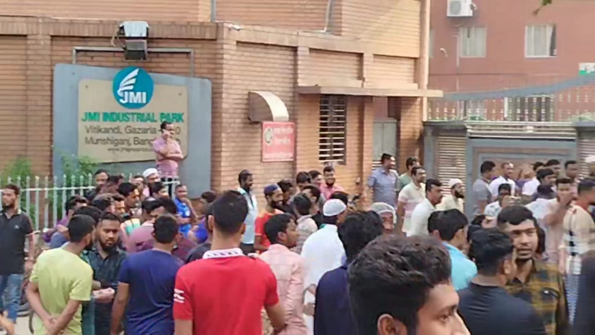 গজারিয়ায় মহাসড়ক অবরোধ করে শ্রমিকদের বিক্ষোভ, যানজট