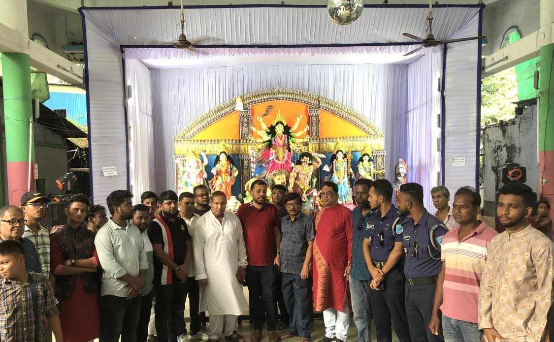 শ্রীনগরে বিভিন্ন পূজামণ্ডপ পরিদর্শনে বিএনপি নেতা ফরহাদ হোসেন