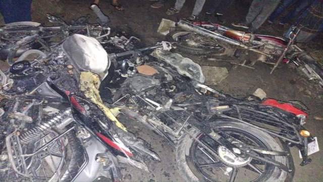 জামায়াত-বিএনপির ধাওয়া পাল্টা ধাওয়া সাংবাদিকের গাড়ি ভাঙচুর
