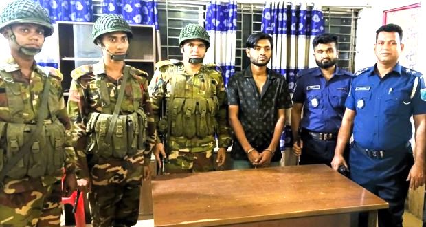 গজারিয়ায় যৌথ বাহিনীর অভিযানে ভুয়া ক্যাপ্টেন আটক