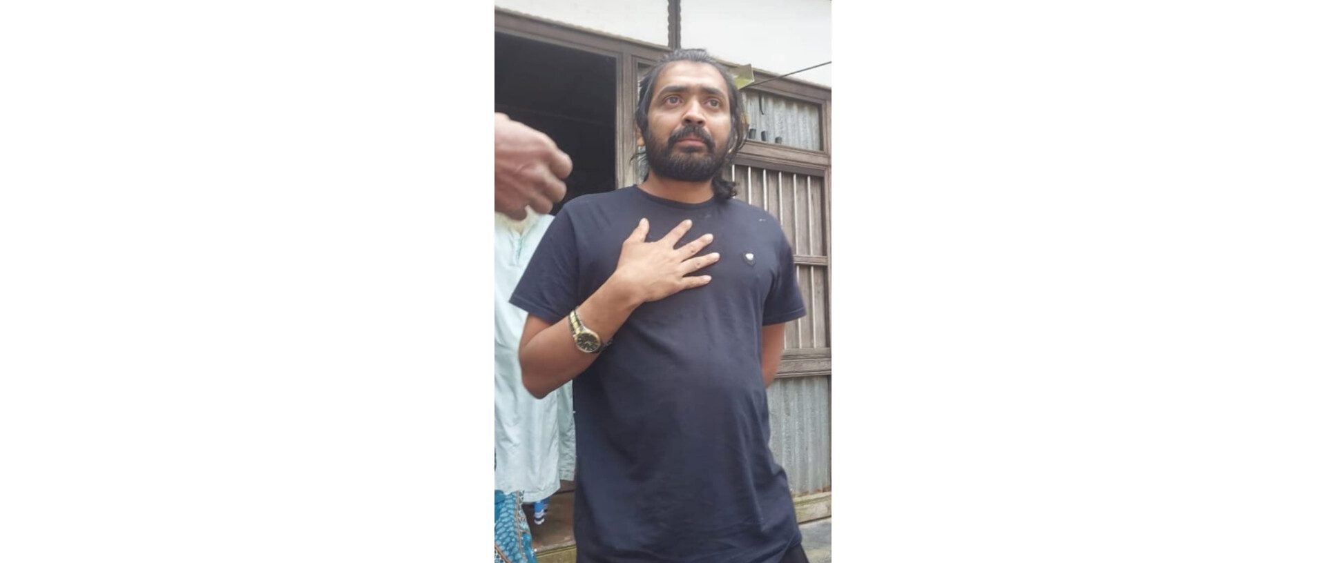 টঙ্গীবাড়ীতে ইয়াবাহ ব্যবসায়ীকে পুলিশে ধরিয়ে দিলো জনতা