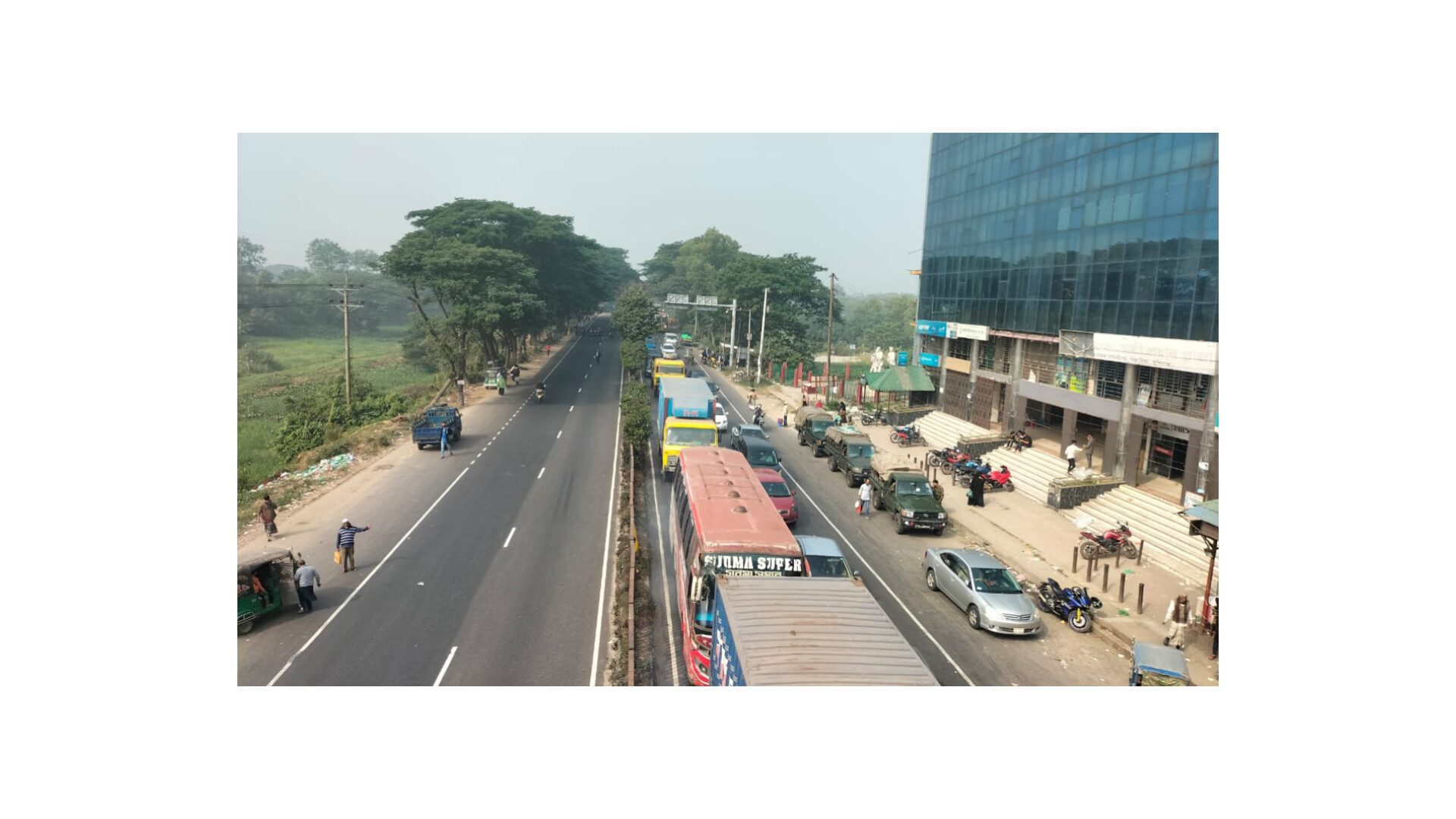 মুন্সীগঞ্জের গজারিয়ায় সড়ক দুর্ঘটনা ঢাকা-চট্টগ্রাম মহাসড়কে যানবাহনের ধীরগতি সৃষ্টি হয়েছে