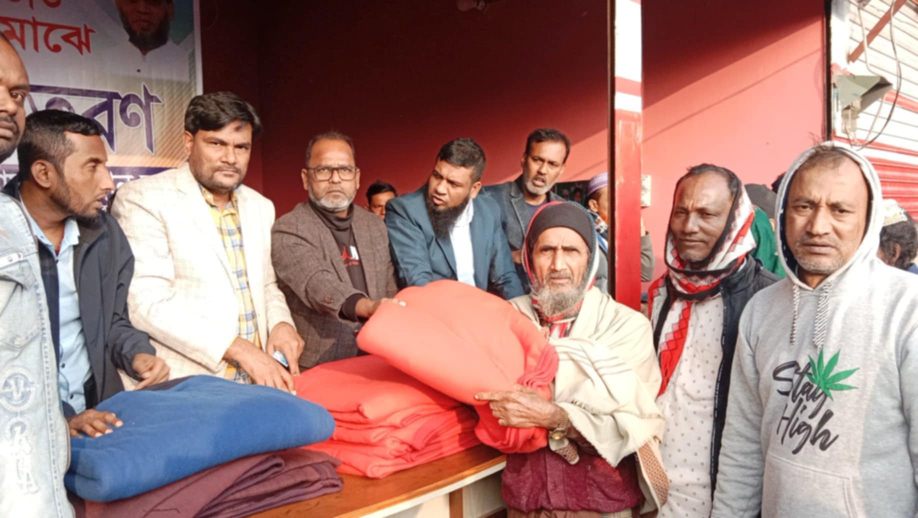 মুন্সীগ‌ঞ্জে বাংলাবাজা‌রে কামরুজ্জামান রতনের পক্ষ থেকে কম্বল বিতরণ ।