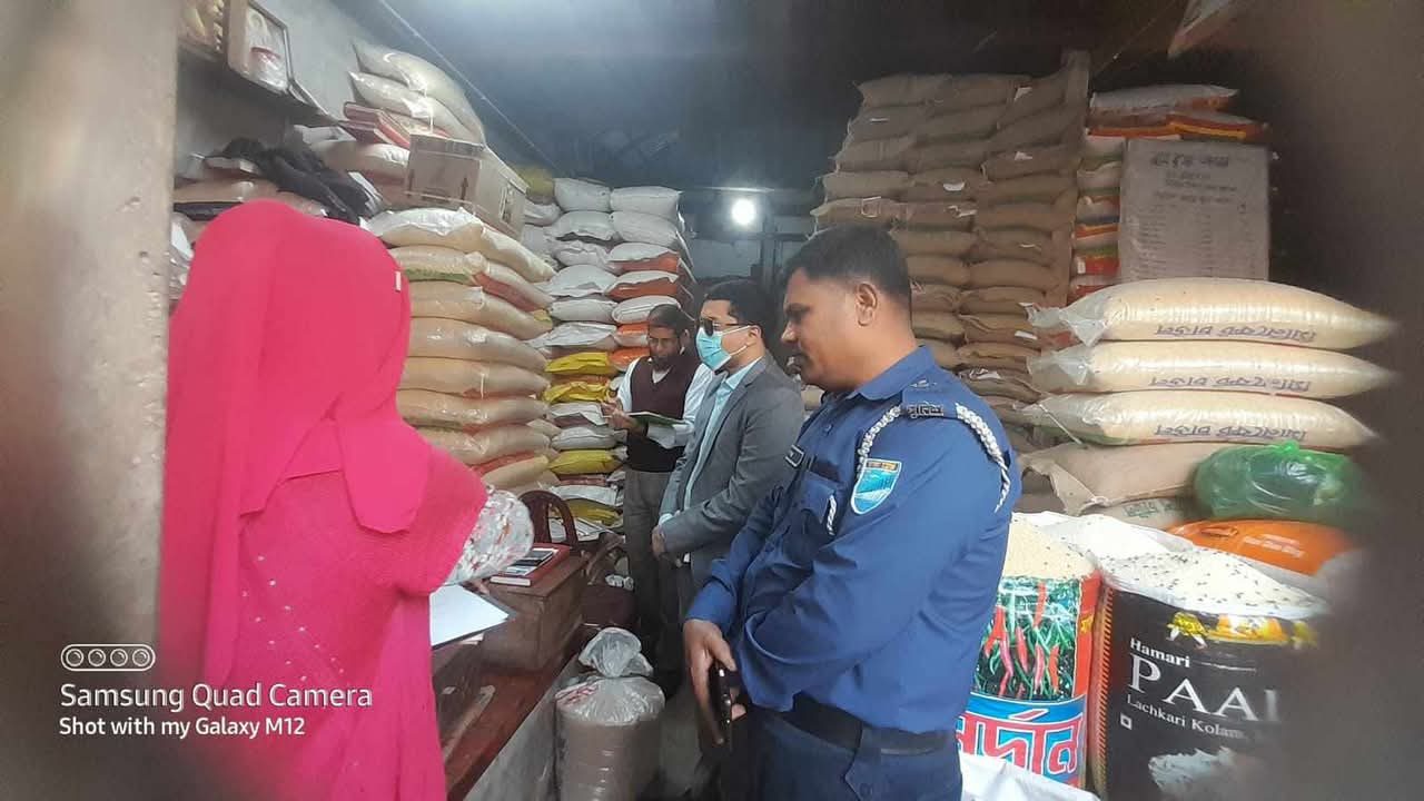 সিরাজদিখানে ভ্রাম্যমাণ আদালতে ৩ দোকানীকে ১৩ হাজার টাকা জরিমানা 