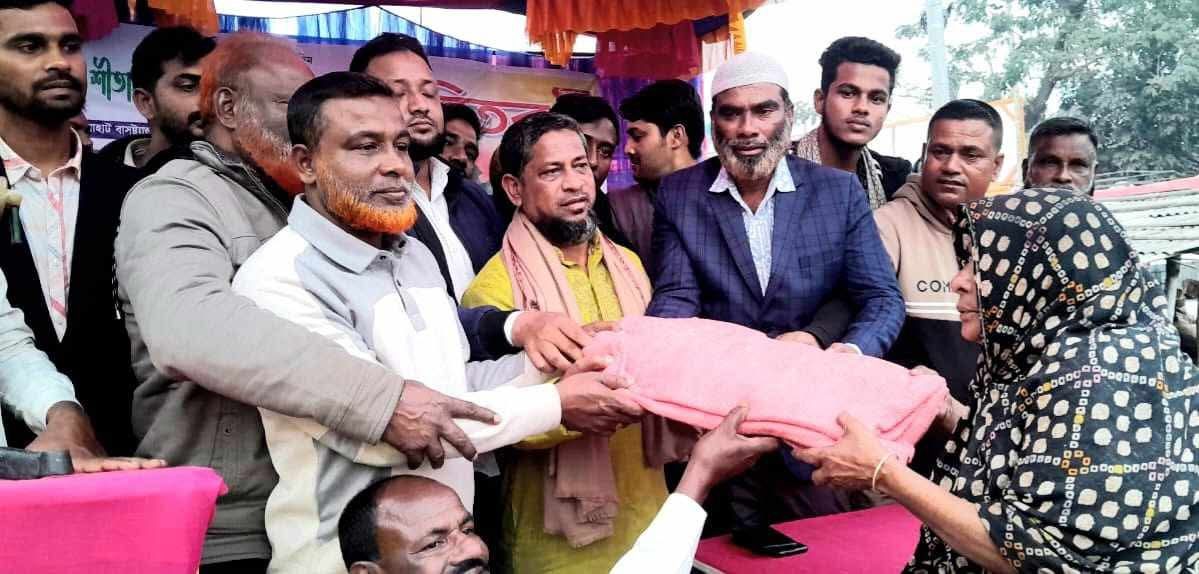 বাগেরহাটের রামপালে দুস্তদের মাঝে কৃষিবিদ শামীমুর রহমানের কম্বল বিতরণ