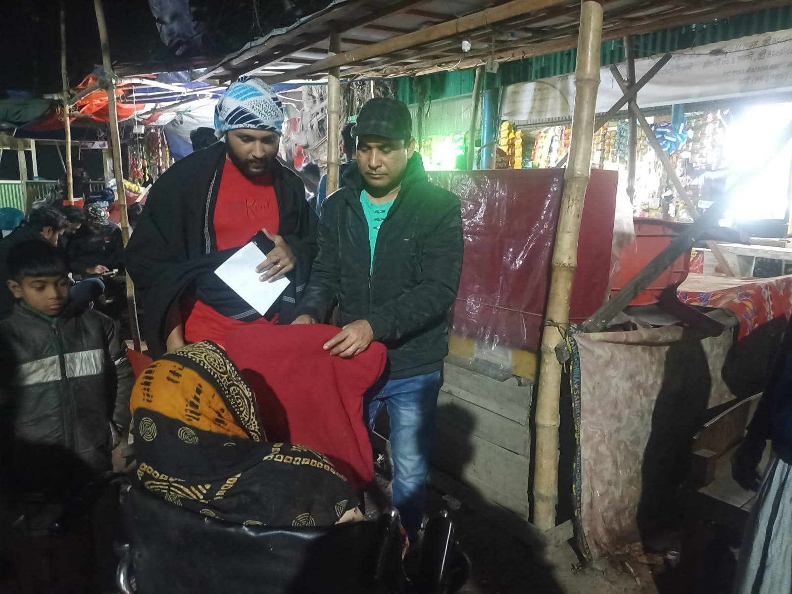 ভাসমান জনগোষ্ঠীর মাঝে মুন্সীগঞ্জে প্রজন্ম থিয়েটারের শীতবস্ত্র বিতরণ 