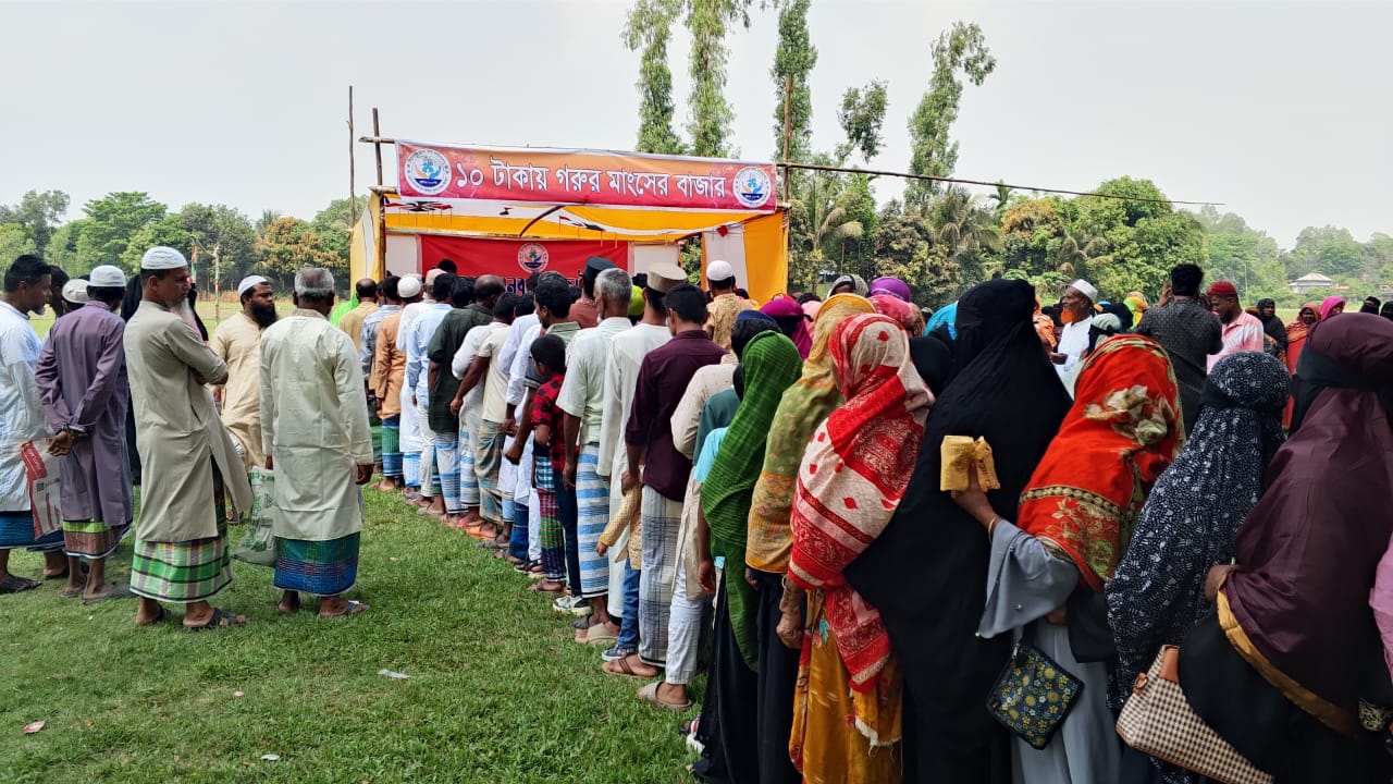 মুন্সীগঞ্জে ঈদের দিনে ১০ টাকায় গরুর মাংস বিক্রি 