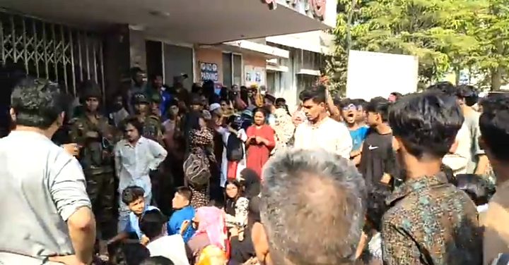 ৯ বছরের শিশু ধর্ষণের অভিযোগে ৬৫ বছরের বৃদ্ধাকে গণপিটুনি॥ হাসপাতালে চলছে চরম উত্তেজনা 