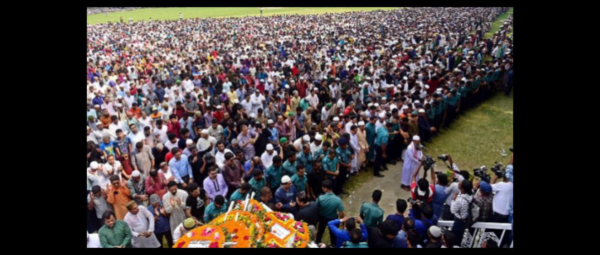 মাগুরার নোমানী ময়দানে ধর্ষণের শিকার আলোচিত ৮ বছরের শিশুটির জানাজা প্রথম জানাজায় হাজারো মানুষ