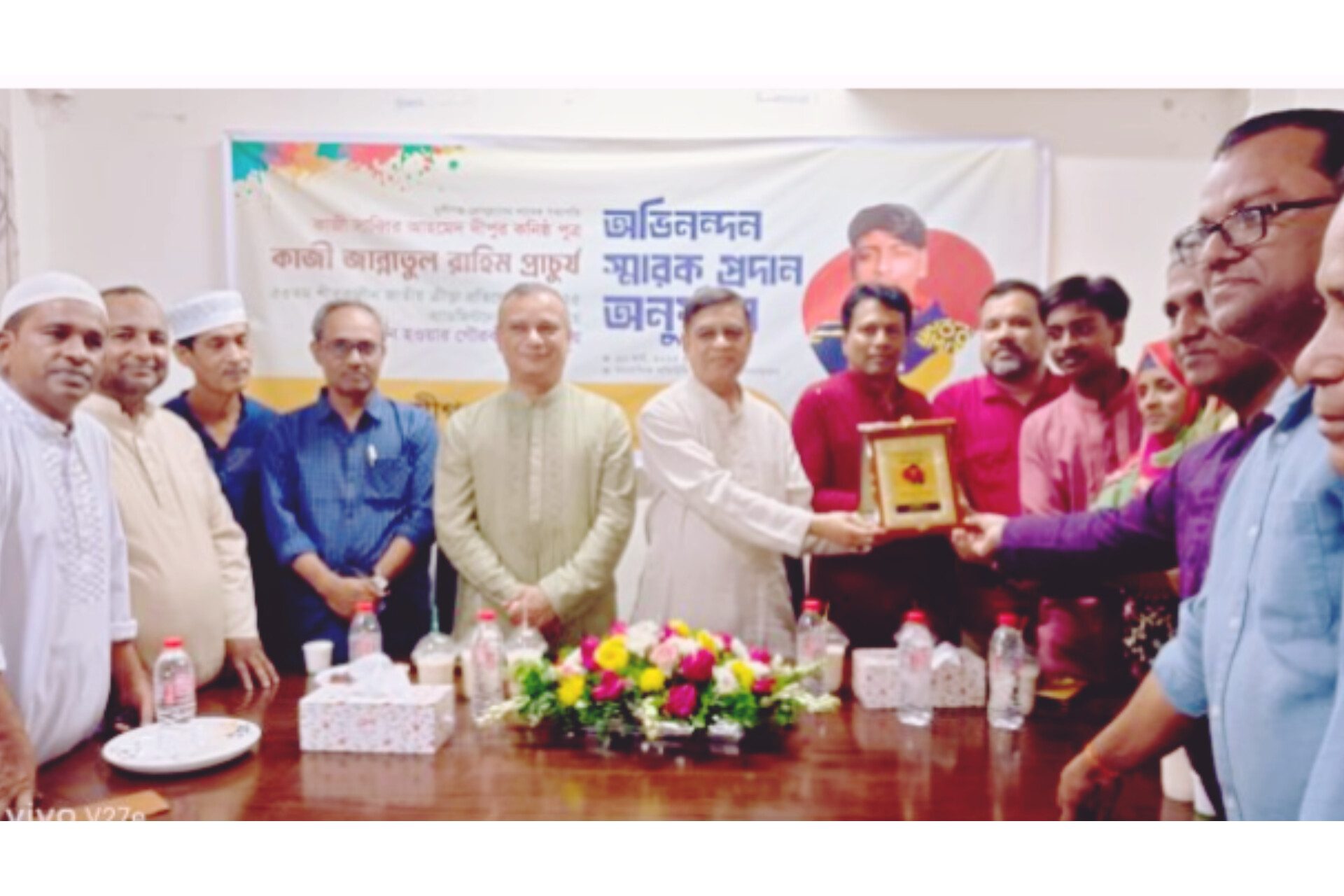 মুন্সীগঞ্জ প্রেসক্লাবে আয়োজিত অনুষ্ঠানে ব্যাডমিন্টনে জাতীয় চ্যাম্পিয়ন কাজী প্রাচুর্যকে অভিনন্দন স্মারক প্রদান