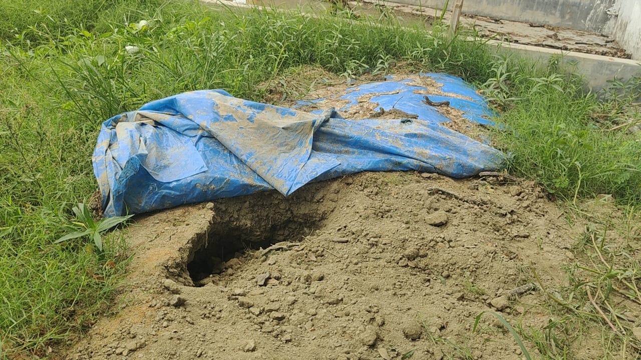 টঙ্গীবাড়ীতে এক কবর খুঁড়েই ১৪টি কঙ্কাল চুরি
