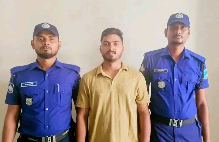 “মুন্সীগঞ্জে লঞ্চ টার্মিনালে তরুণীদের মারধর করায় সেই যুবক গ্রেফতার”