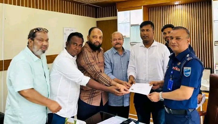 মুন্সীগঞ্জে রাস্ট্র কাঠামো মেরামতে তারেক রহমানের ৩১ দফার নোট বুক বিতরণ বিএনপির