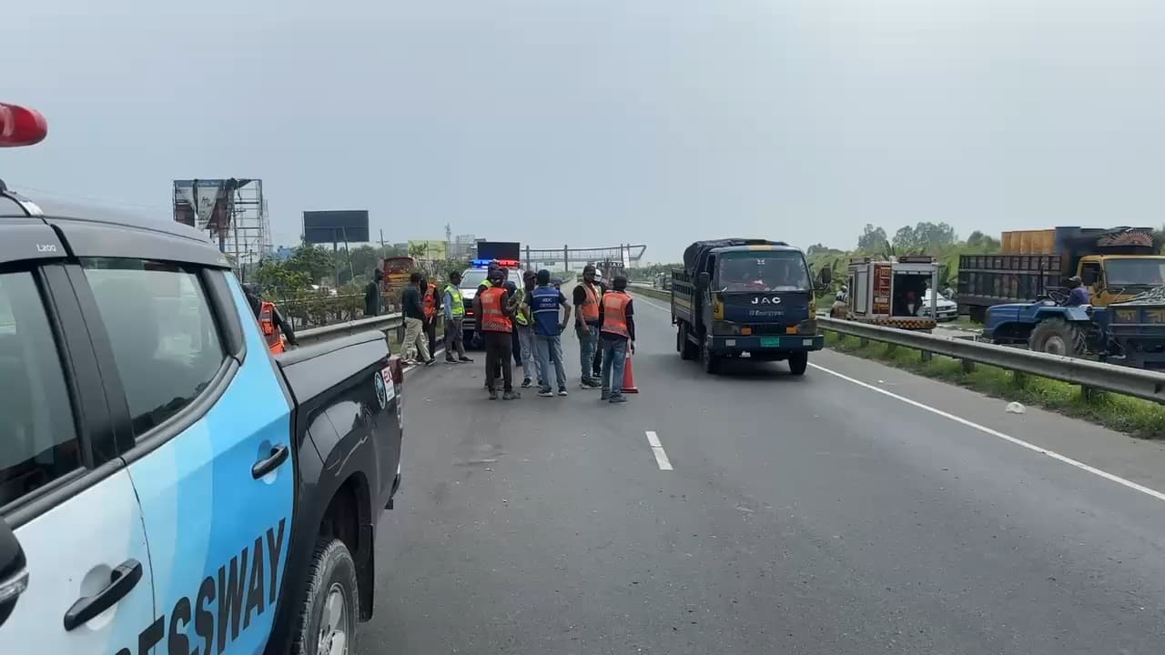 এক্সপ্রেসওয়েতে অ্যাম্বুলেন্সে বাসের ধাক্কা, বাবা ভাই-বোনসহ নিহত ৫ 