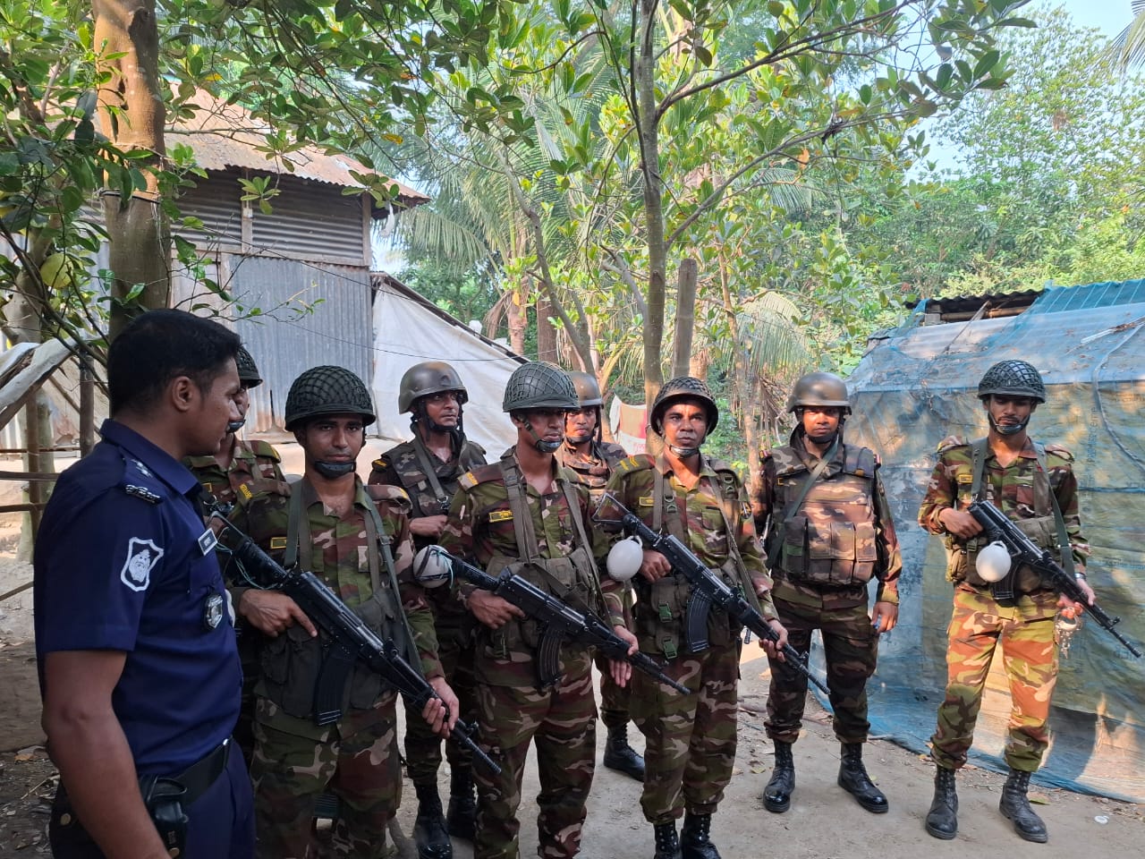 মুন্সীগঞ্জে গজারিয়ার গুয়াগাছিয়ায় যৌথ বাহিনীর অভিযানে অস্ত্র-গুলি উদ্ধার,আটক ৩.