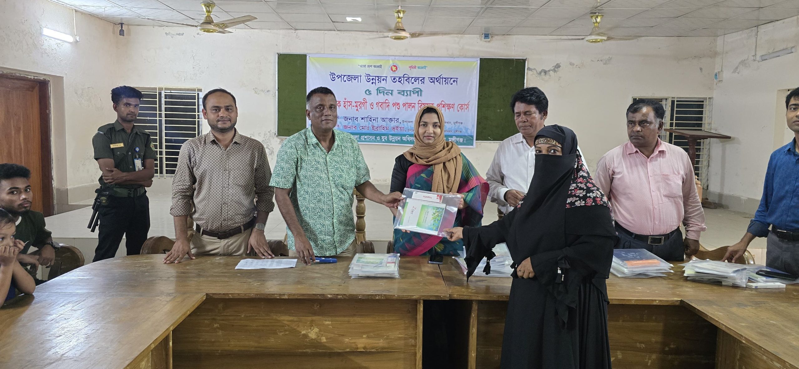 সিরাজদিখানে পারিবারিক হাঁস-মুরগী ও গবাদি পশু পালন বিষয়ক প্রশিক্ষণ কর্মসুচি অনুষ্ঠিত