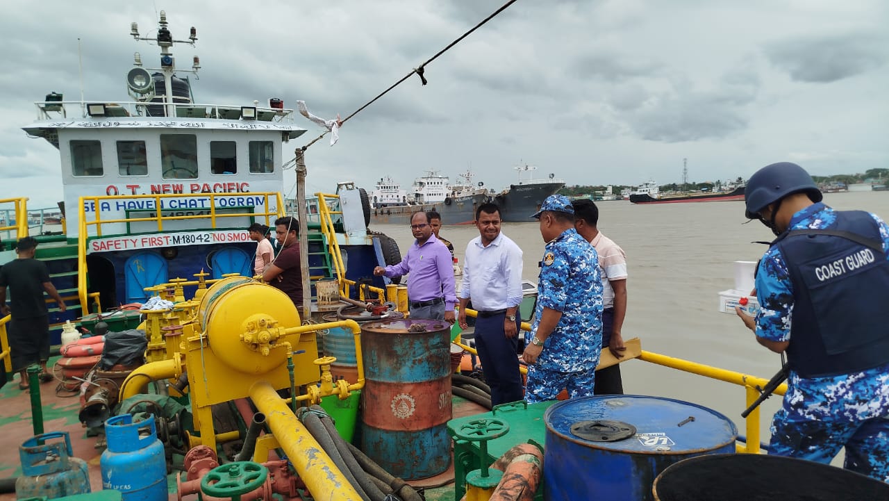 চর্ট্টগ্রাম কর্ণফুলী নদীতে নৌপরিবহন অধিদপ্তরের ভ্রাম্যমাণ আদালতে ২ লক্ষ ৩০ টাকা জরিমানা 