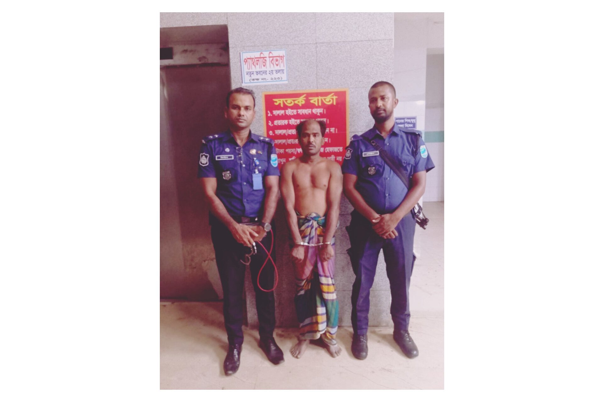 মুন্সীগঞ্জে স্ত্রীকে বটি দিয়ে কুপিয়ে হত্যা করলো স্বামী নিজস্ব প্রতিনিধি মুন্সীগঞ্জ সদর উপজেলা আধারা ইউনিয়নের চিতুলিয়া দেওয়ানকান্দি গ্রামে স্বামীর বাড়িতে গৃহবধূ সেলিনা বেগম (৩৫) খুন হয়েছেন। স্বামী  সুজন মোল্লা (৫০) ঘটনার পর থেকে নিখোঁজ। সেলিনা বকুলতলা গ্রামের গোলাম মোস্তফার মেয়ে। প্রতিবেশীরা জানিয়েছে, ঝগড়া এবং মারধরের এক পর্যায়ে সেলিনা অন্য ঘরে আত্মরক্ষার চেষ্টাকালে পেছন থেকে ঘাড়ে কোপ দিয়ে  স্বামী নির্মমভাবে হত্যা করেছে। শুক্রবার রাত ৯ টার দিকে এ হত্যাকাণ্ডের ঘটনা ঘটে বলে মুন্সীগঞ্জ সদর থানার ভারপ্রাপ্ত কর্মকর্তা এম সাইফুল আলম জানান। নিহত গৃহবধূ সেলিনার মা সুফিয়া বেগম জানান, নয় মাস আগে তাদের বিয়ে হয়। প্রথম তিন মাস ভালো থাকলেও ৬ মাস যাবত তার স্বামী ব্যাটারী চালিত অটোরিকশা চালক সুজন মোল্লা সন্দেহ করে প্রায়ই মারধর করত। একাধিকবার দুই পক্ষের মধ্যে সালিশ বৈঠকের মাধ্যমে সমাধান হয়। কিন্তু এতেও ক্ষ্যান্ত হয়নি স্বামী। শুক্রবার রাতে বৃষ্টির সময় কৌশলে ঘরের মধ্যে আটকে রেখে মারধর করছিল।  আত্মরক্ষার চেষ্টা করেও বাঁচতে পারেনি। সেলিনার এটি দ্বিতীয় বিয়ে। আগের ঘরে তার দুটি সন্তান রয়েছে। আগের ঘরে মেয়ে সোহানা আক্তারের পাশের গ্রাম বকচরে বিয়ে হয়। মেয়ের সন্তান হয়েছে,  সেই সন্তান দেখতে যাওয়া নিয়েই সবশেষ এই ঝগড়া বলে জানিয়েছেন প্রতিবেশীরা
