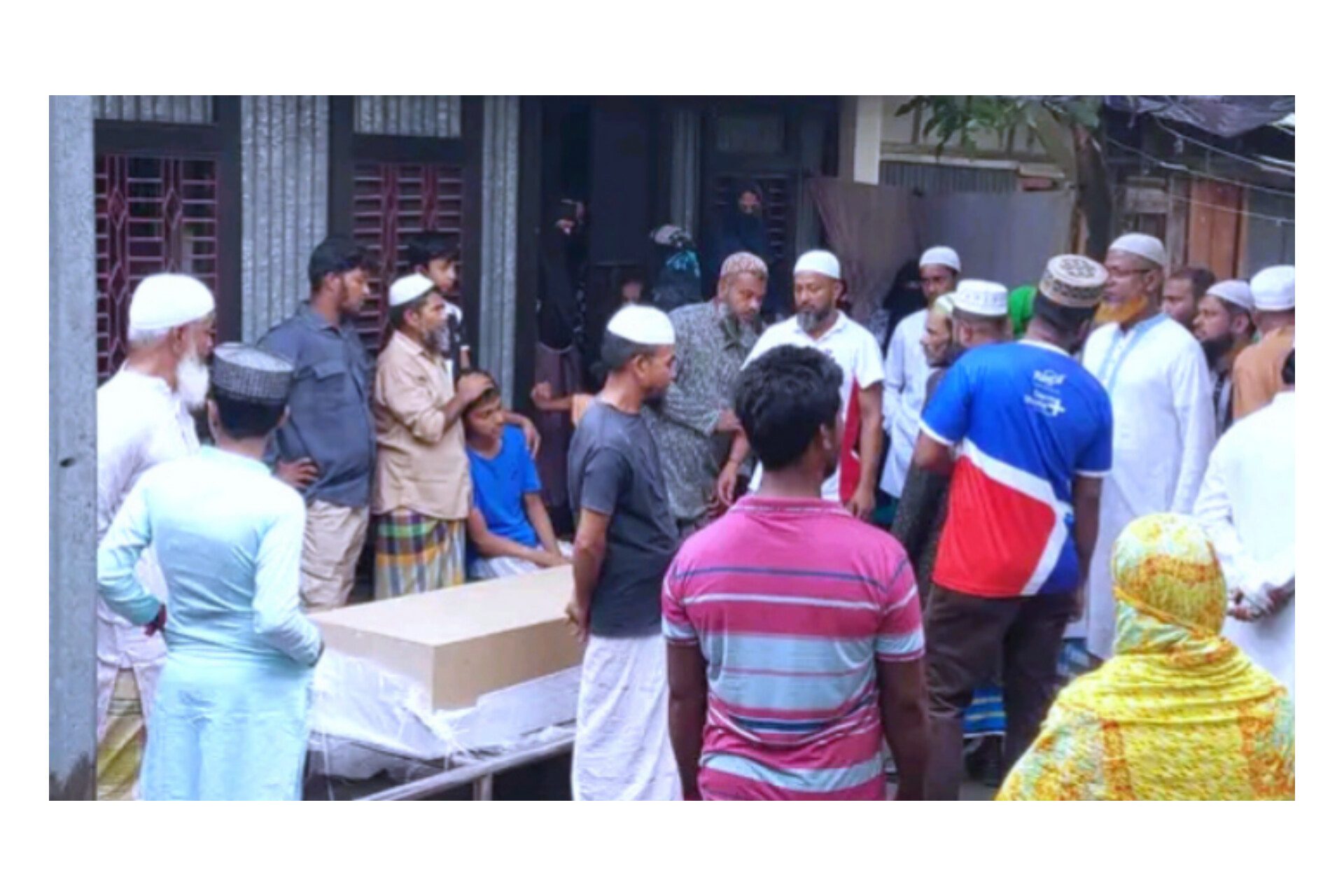 দক্ষিণ আফ্রিকায় সন্ত্রাসী হামলায় নিহত মুন্সীগঞ্জের মীরকাদিমের করিম মাদবরের জানাজা অনুষ্ঠিত।