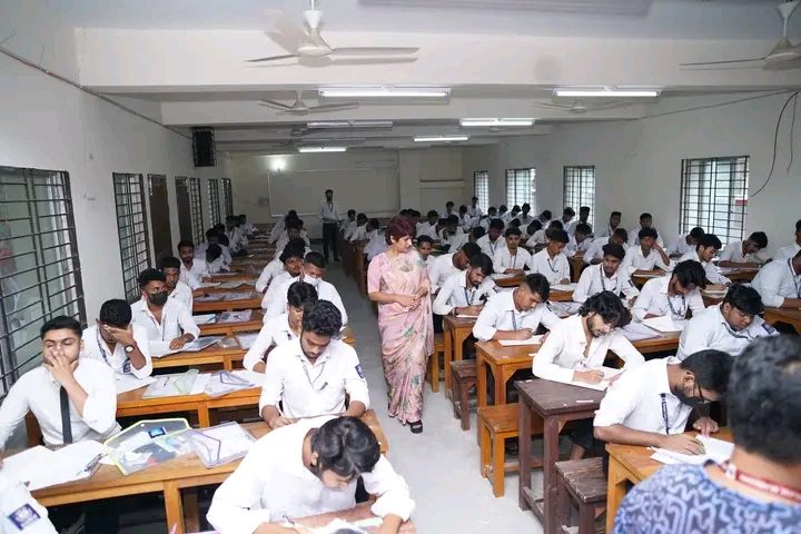 মুন্সিগঞ্জের জেলা প্রশাসকের এইচএসসি পরীক্ষা কেন্দ্র পরিদর্শন।