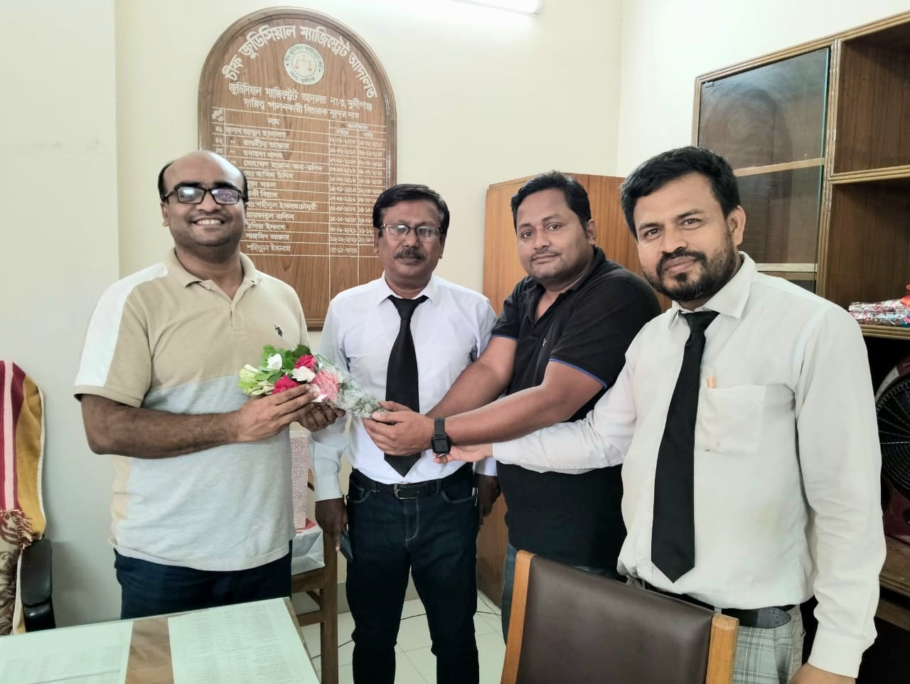 ম্যাজিস্ট্রেট শহিদুল ইসলামকে বিদায় সংবর্ধনা দিয়েছেন জেলার সাংবাদিকরা