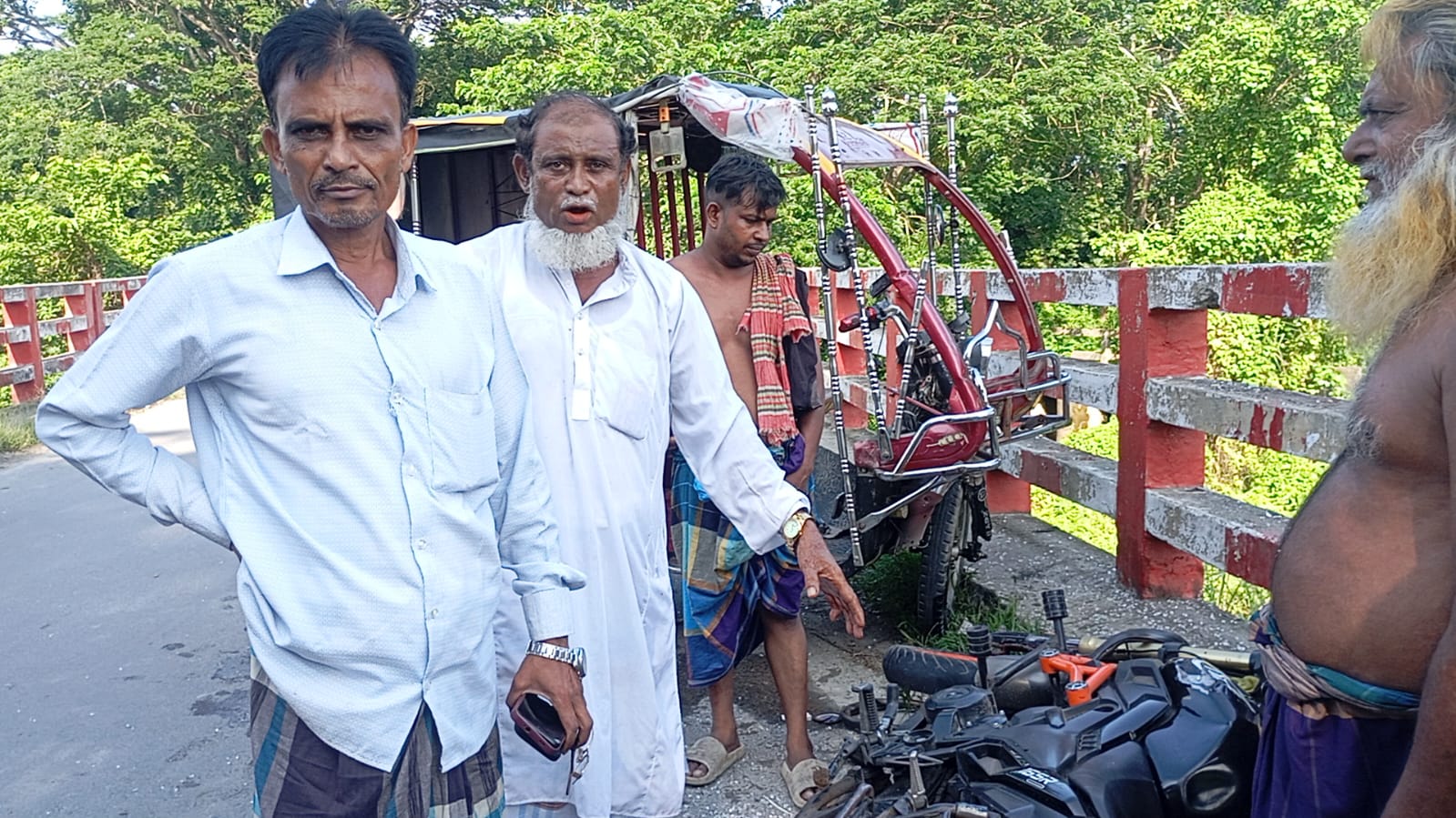 শ্রীনদী-মিঠাপুর মাদারীপুর সড়কে মর্মান্তিক সড়ক দুর্ঘটনা আহত কিশোর চিকিৎসাধীন ঢাকায়