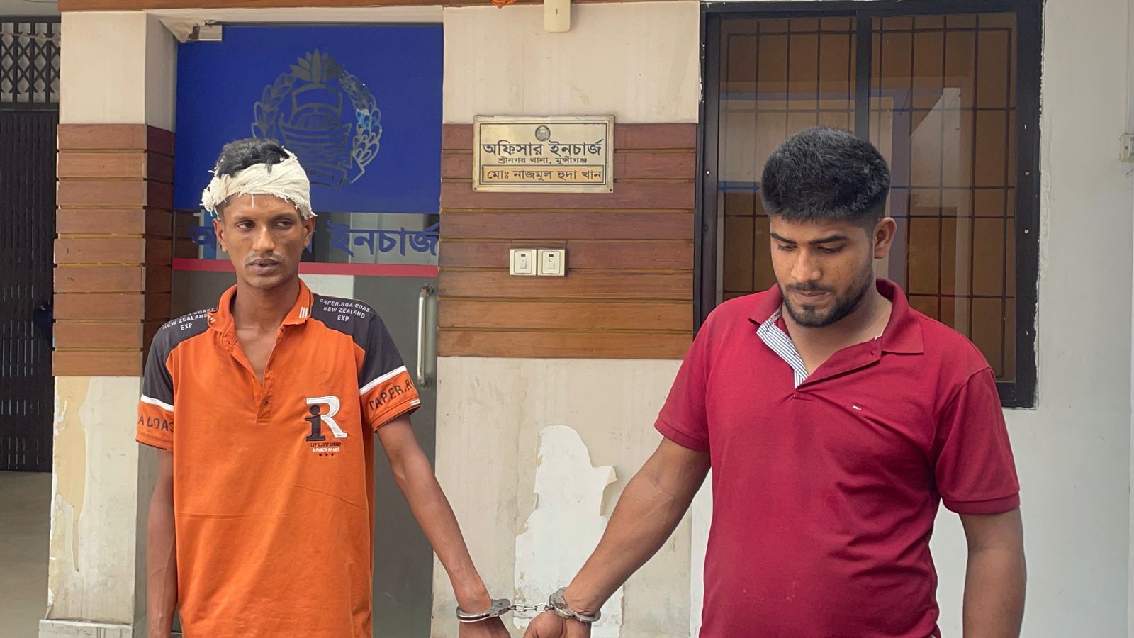 শ্রীনগরে এনটিভির সাংবাদিকের মোটরসাইকেল ছিনতাই, দুই ছিনতাইকারী আটক